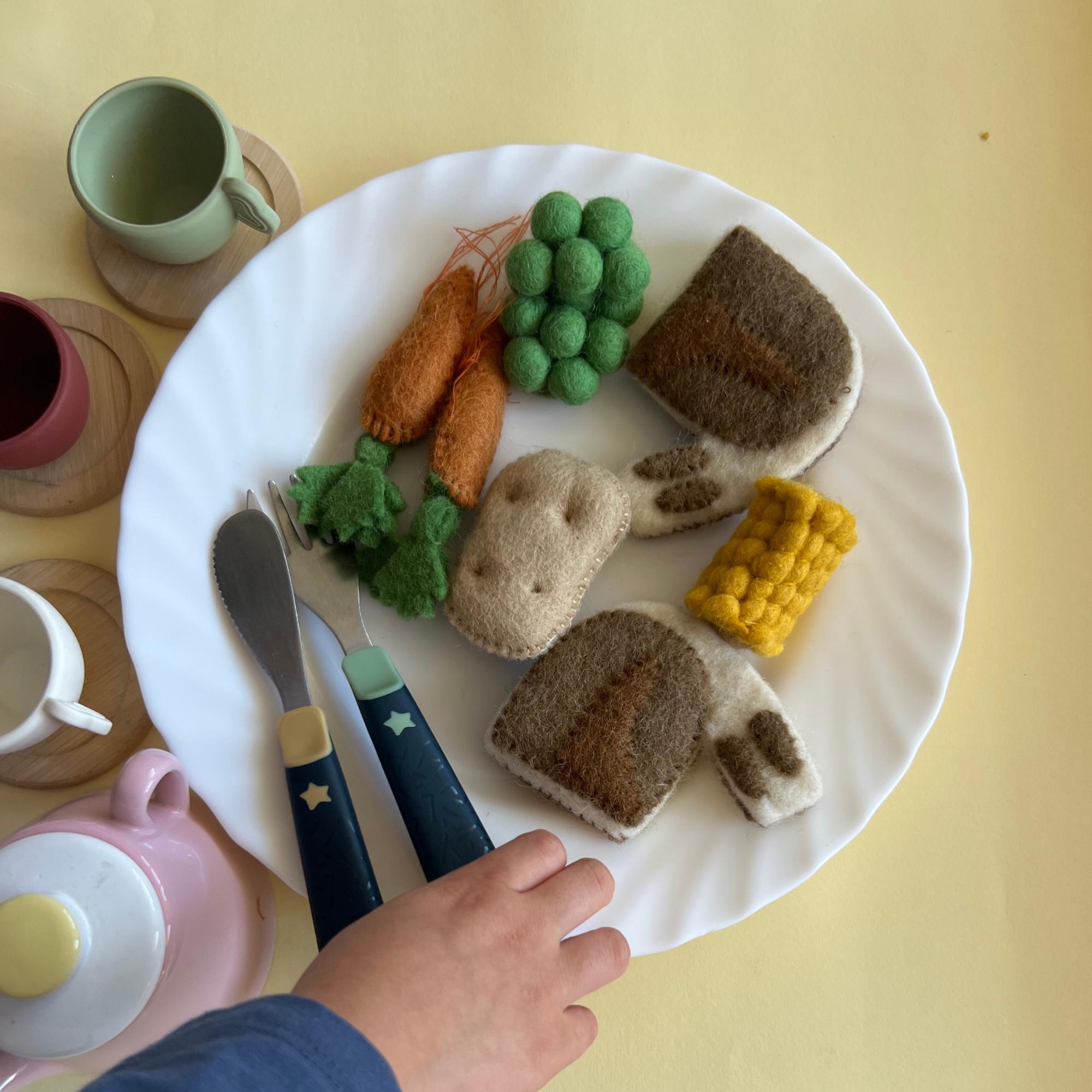 Felt Food Lamb Roast Dinner Independent Play for Toddlers Pretend Play Kitchen Food for Preschoolers Meat and Veggies Felt Food Gift
